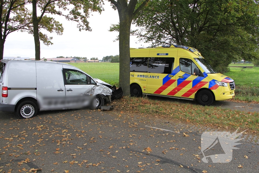 Bestelbus botst tegen boom