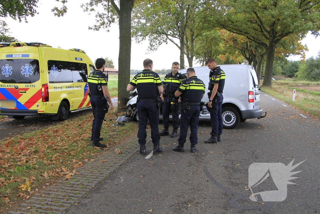 Bestelbus botst tegen boom