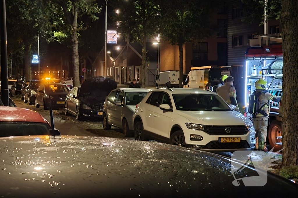 Auto in brand tijdens vroege ochtend