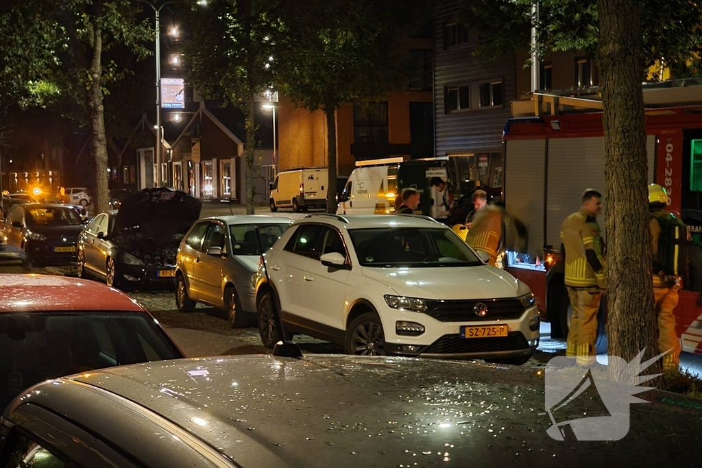 Auto in brand tijdens vroege ochtend