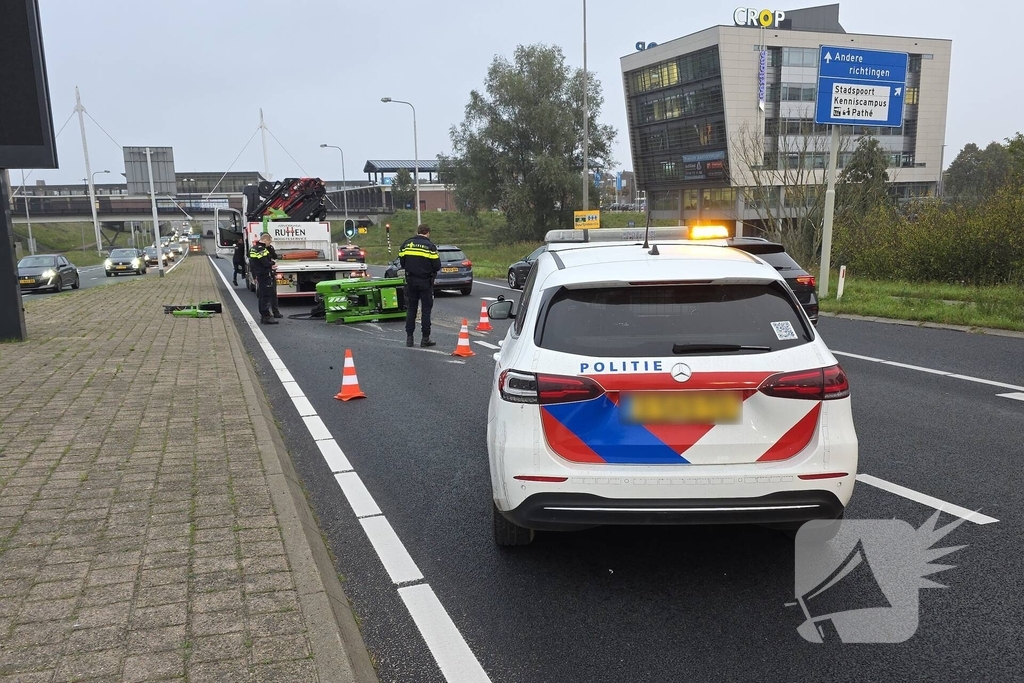 Hoogwerker valt van vrachtwagen, grote verkeershinder