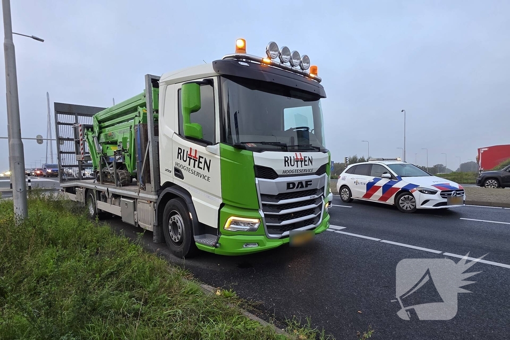 Hoogwerker valt van vrachtwagen, grote verkeershinder
