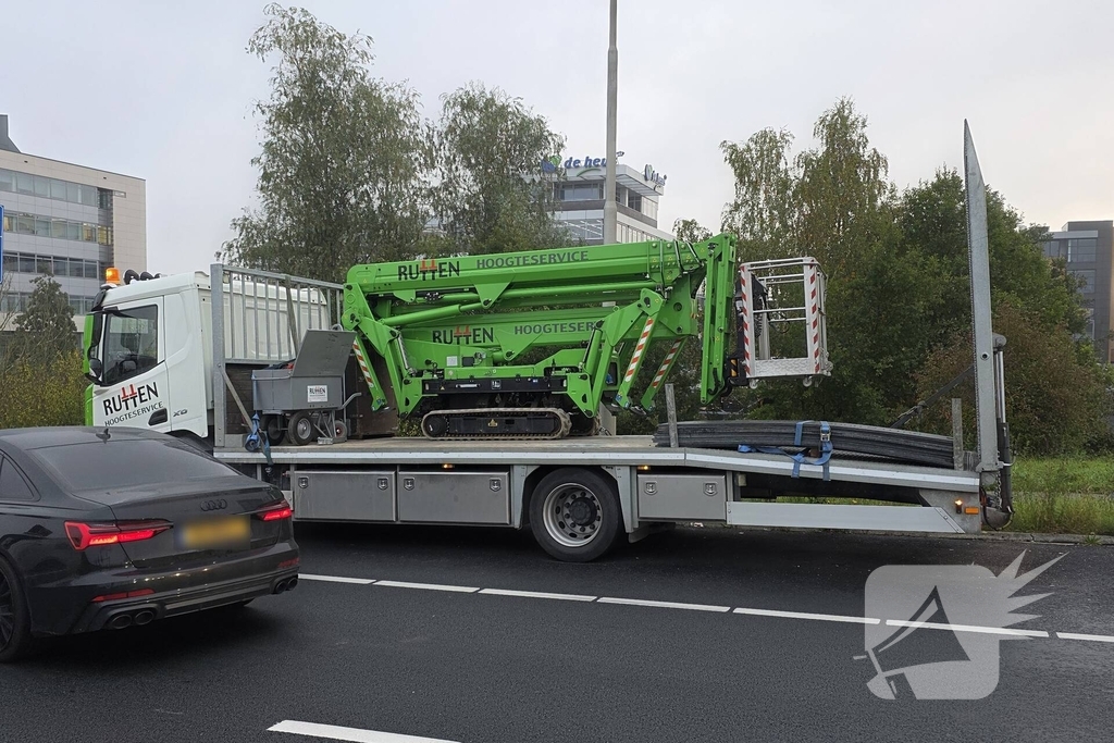 Hoogwerker valt van vrachtwagen, grote verkeershinder