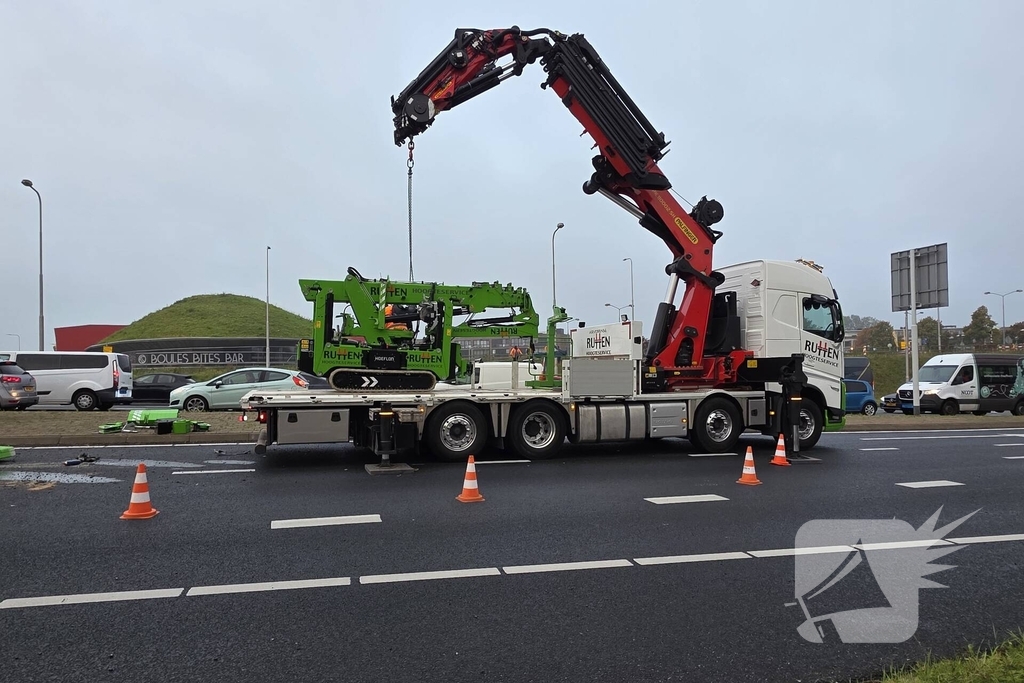 Hoogwerker valt van vrachtwagen, grote verkeershinder