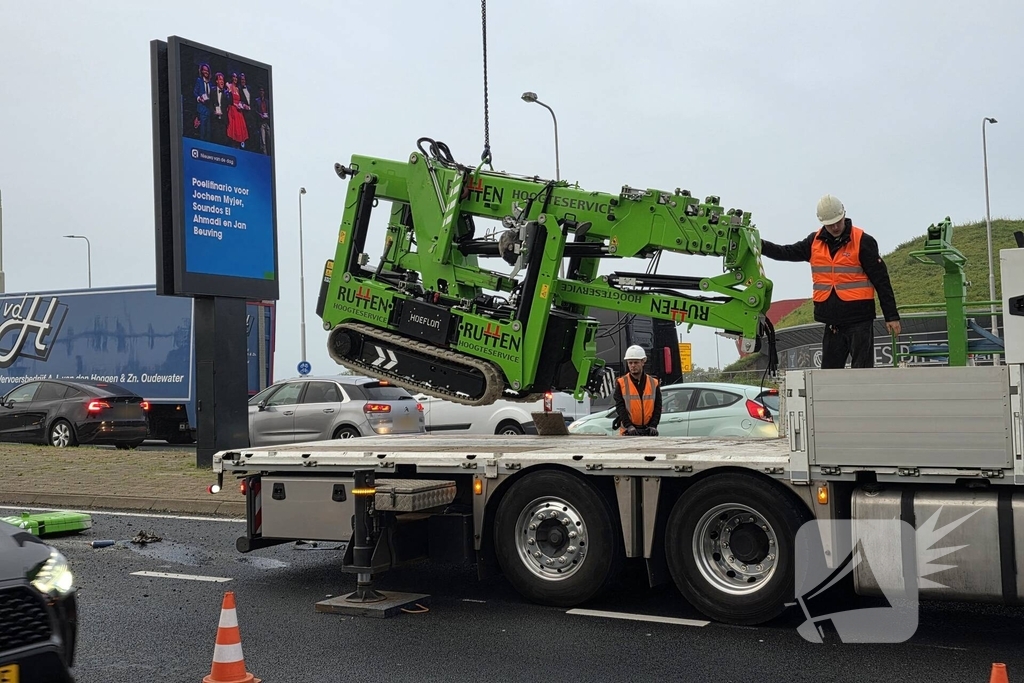 Hoogwerker valt van vrachtwagen, grote verkeershinder