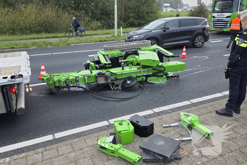 Hoogwerker valt van vrachtwagen, grote verkeershinder