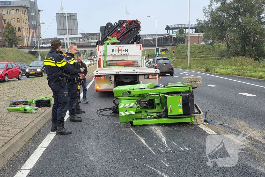 Hoogwerker valt van vrachtwagen, grote verkeershinder
