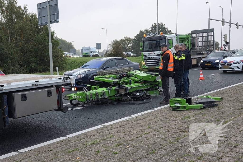 Hoogwerker valt van vrachtwagen, grote verkeershinder