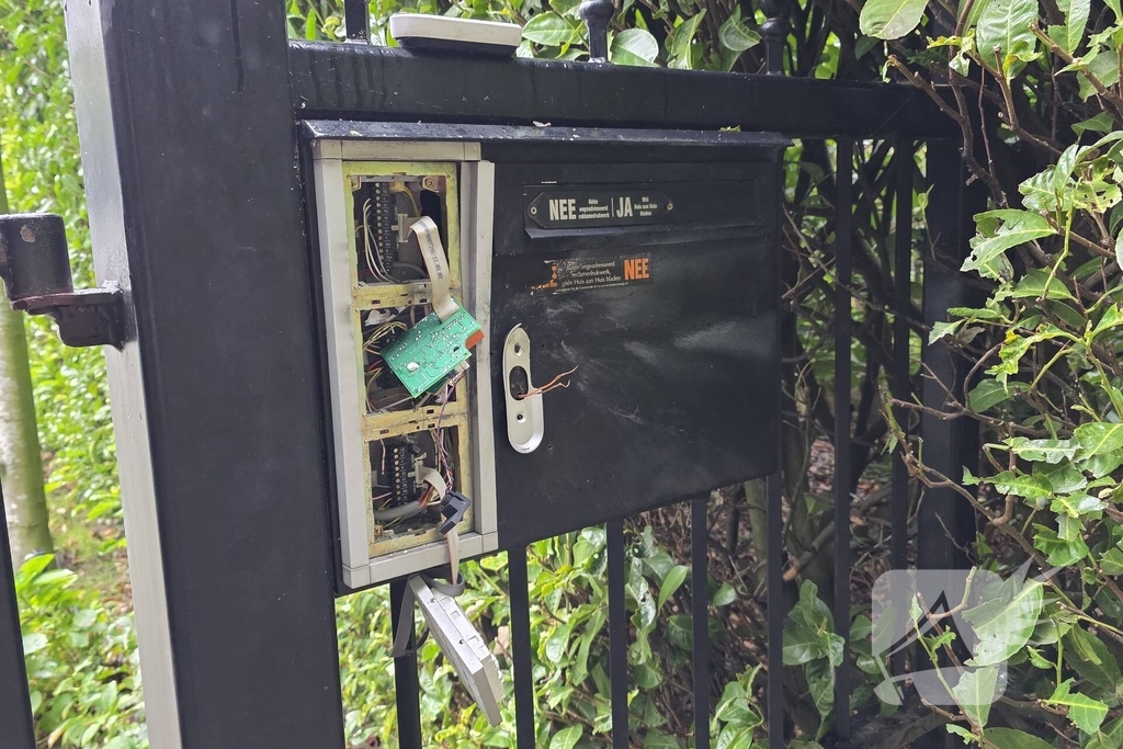 Toegangspoort zwaar beschadigd door knal