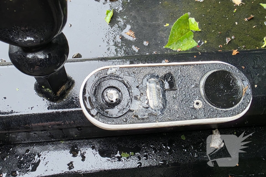 Toegangspoort zwaar beschadigd door knal