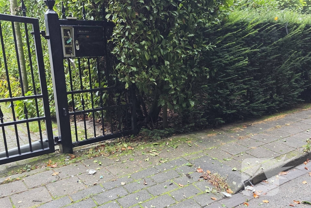 Toegangspoort zwaar beschadigd door knal