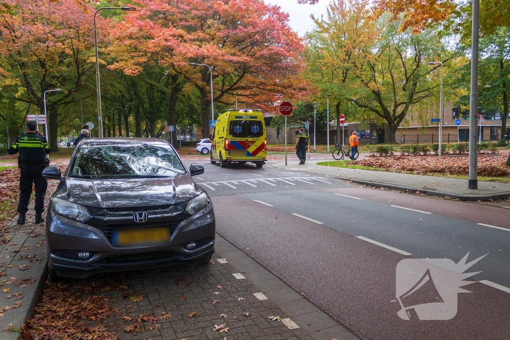 Wielrenner komt met de schrik vrij na aanrijding met auto