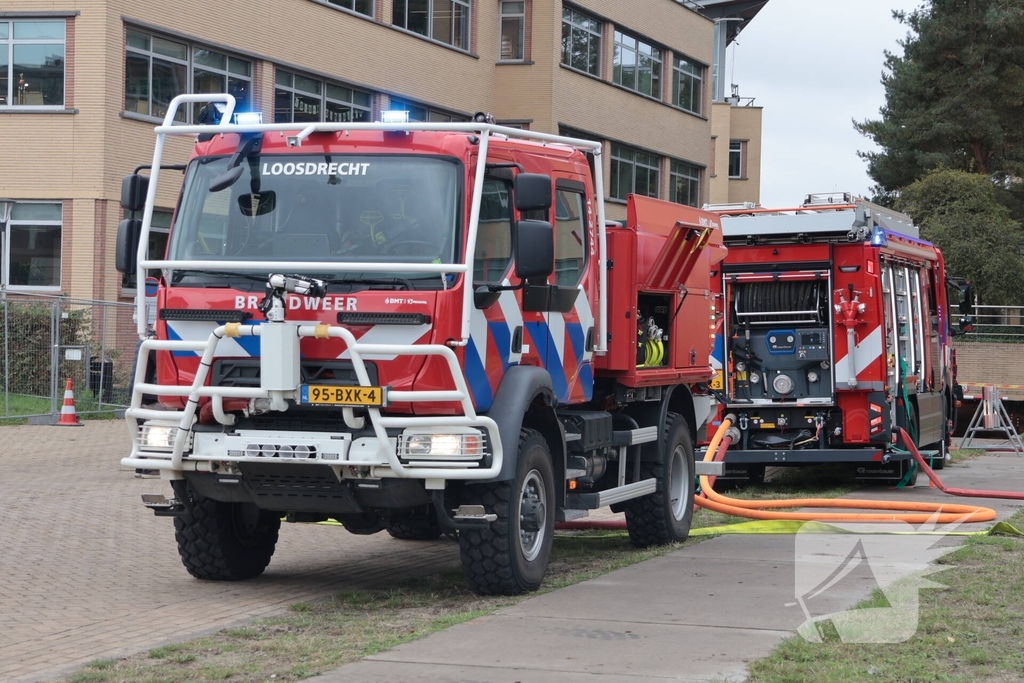 Brand in elektrische auto leidt tot ontruiming kantoorpand