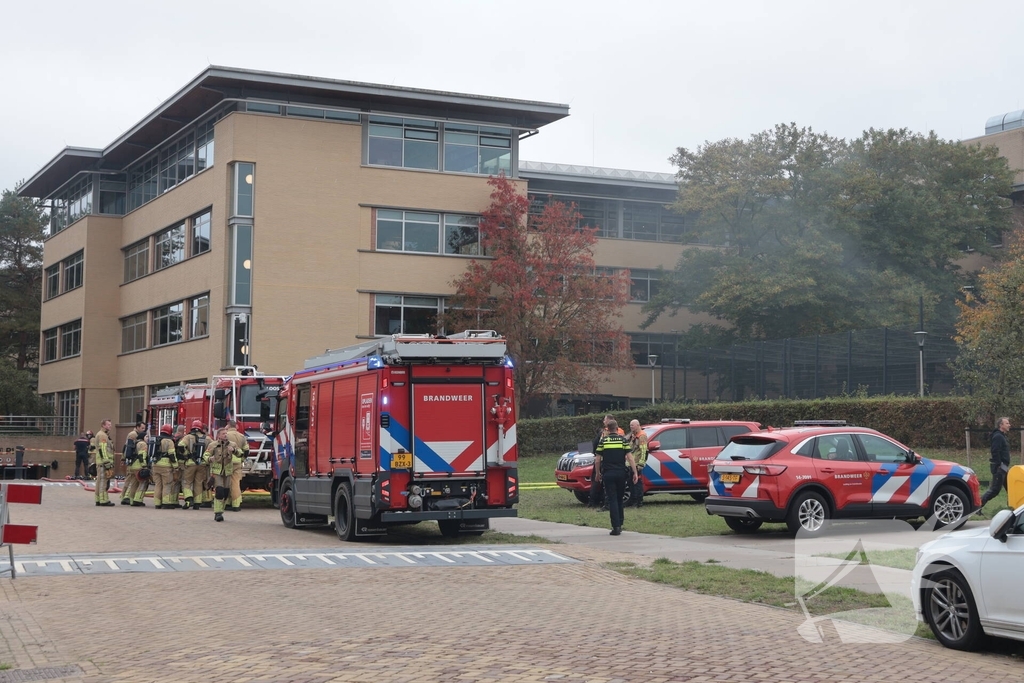 Brand in elektrische auto leidt tot ontruiming kantoorpand