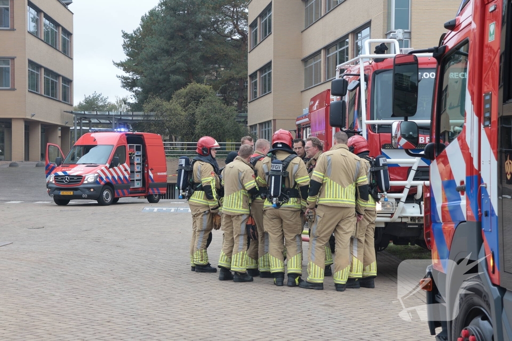 Brand in elektrische auto leidt tot ontruiming kantoorpand