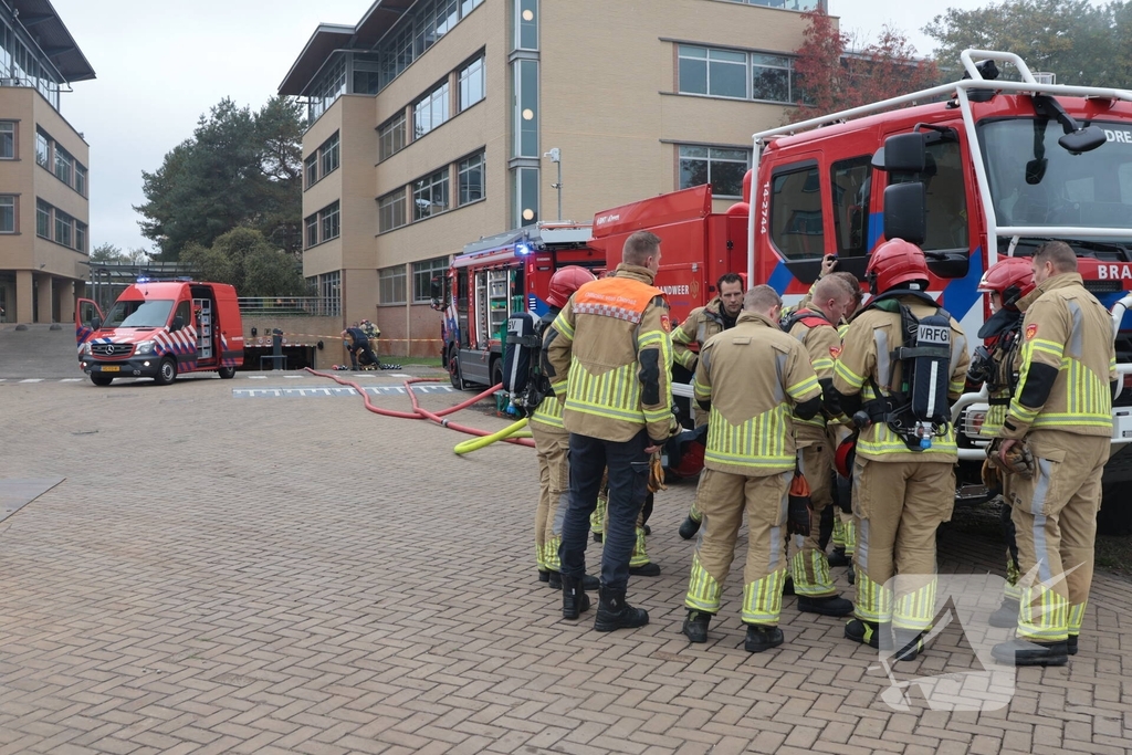 Brand in elektrische auto leidt tot ontruiming kantoorpand