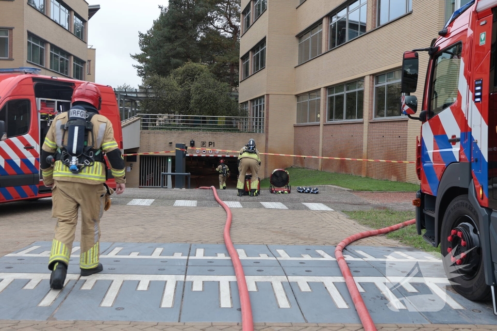Brand in elektrische auto leidt tot ontruiming kantoorpand