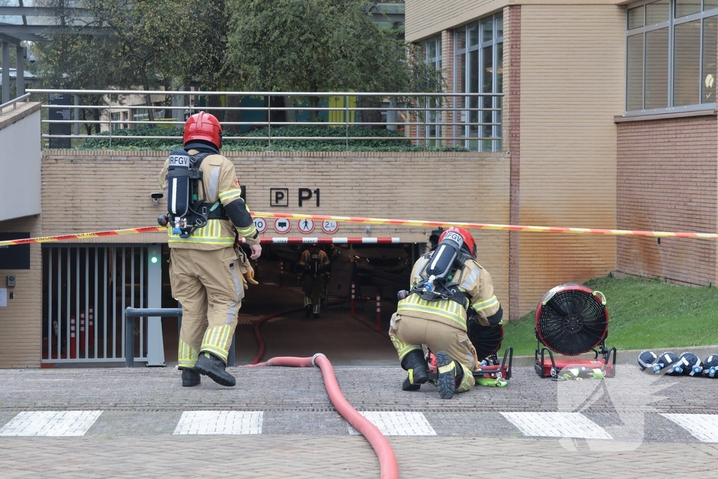 Brand in elektrische auto leidt tot ontruiming kantoorpand