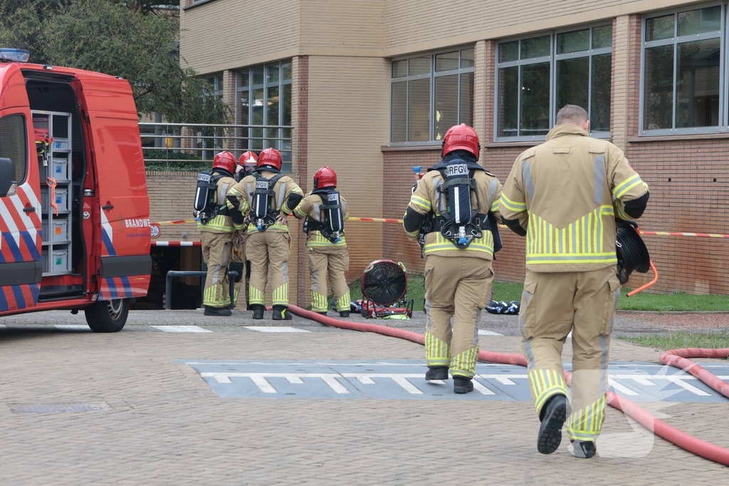 Brand in elektrische auto leidt tot ontruiming kantoorpand