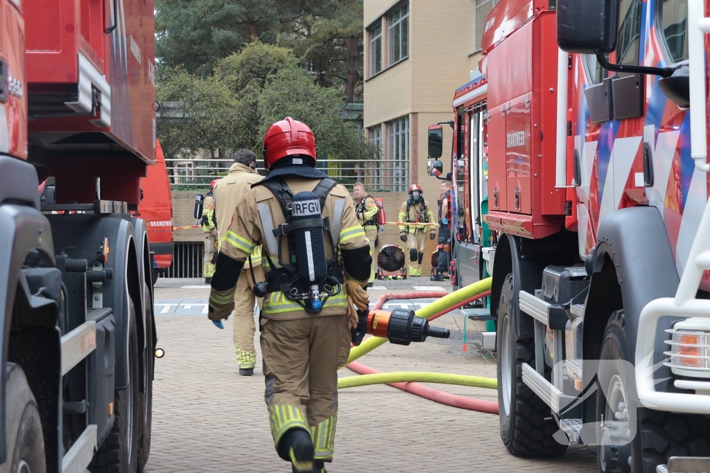 Brand in elektrische auto leidt tot ontruiming kantoorpand