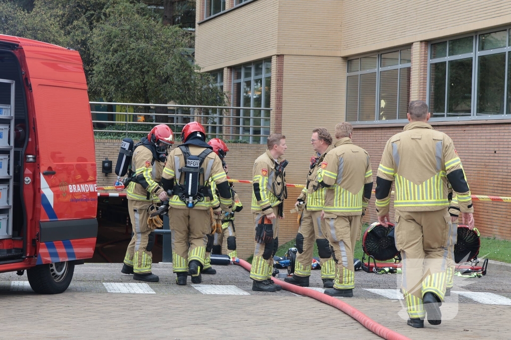 Brand in elektrische auto leidt tot ontruiming kantoorpand