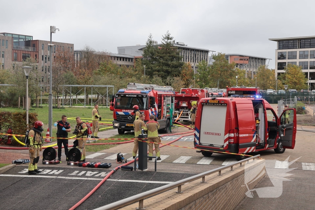 Brand in elektrische auto leidt tot ontruiming kantoorpand