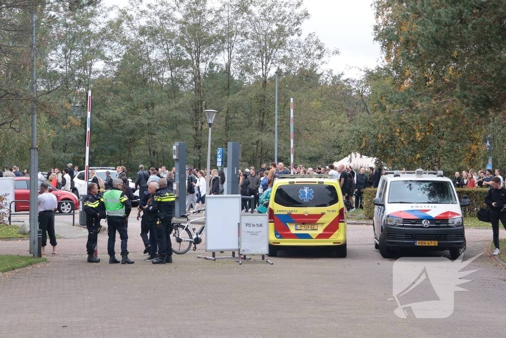 Brand in elektrische auto leidt tot ontruiming kantoorpand