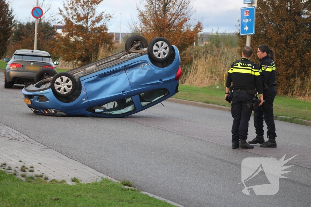 Auto Belandt Op De Kop Bij Ongeval