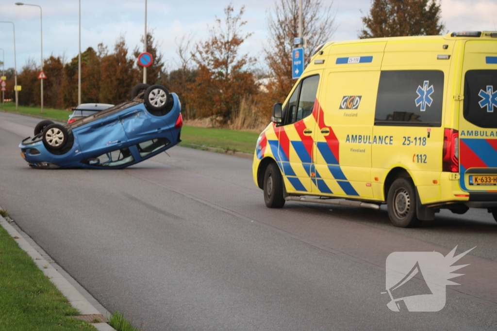 Auto Belandt Op De Kop Bij Ongeval