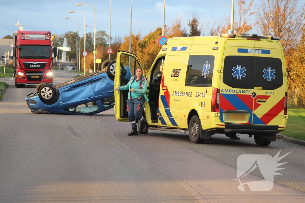 Auto Belandt Op De Kop Bij Ongeval