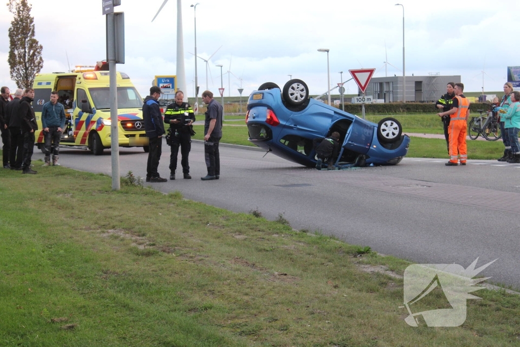 Auto Belandt Op De Kop Bij Ongeval