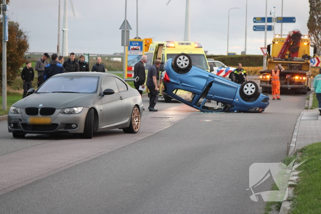 Auto Belandt Op De Kop Bij Ongeval