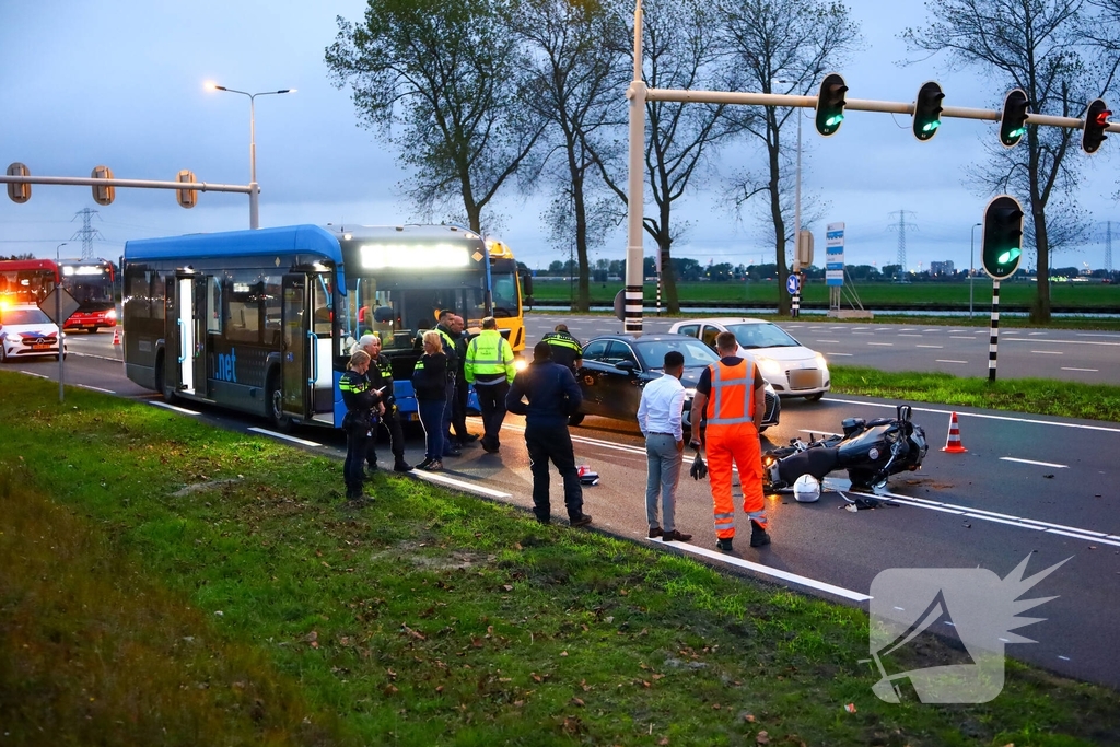 Botsing tussen motorrijder en auto zorgt voor verkeershinder