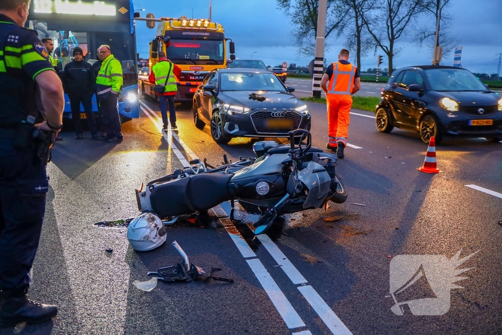 Botsing tussen motorrijder en auto zorgt voor verkeershinder