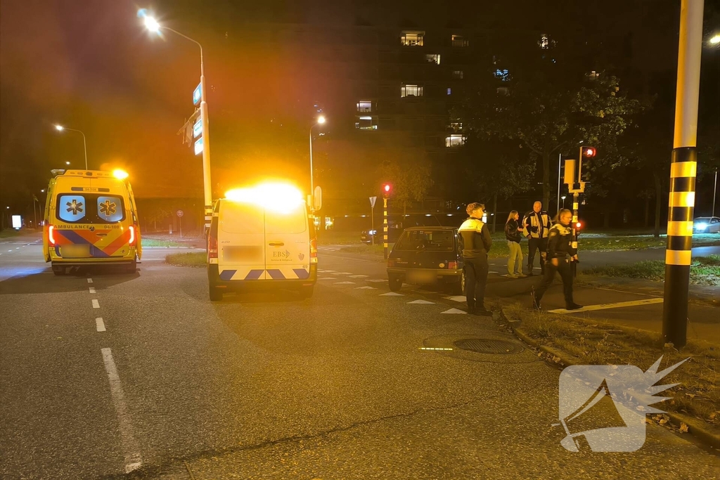 Auto en fiets botsen bij kruising