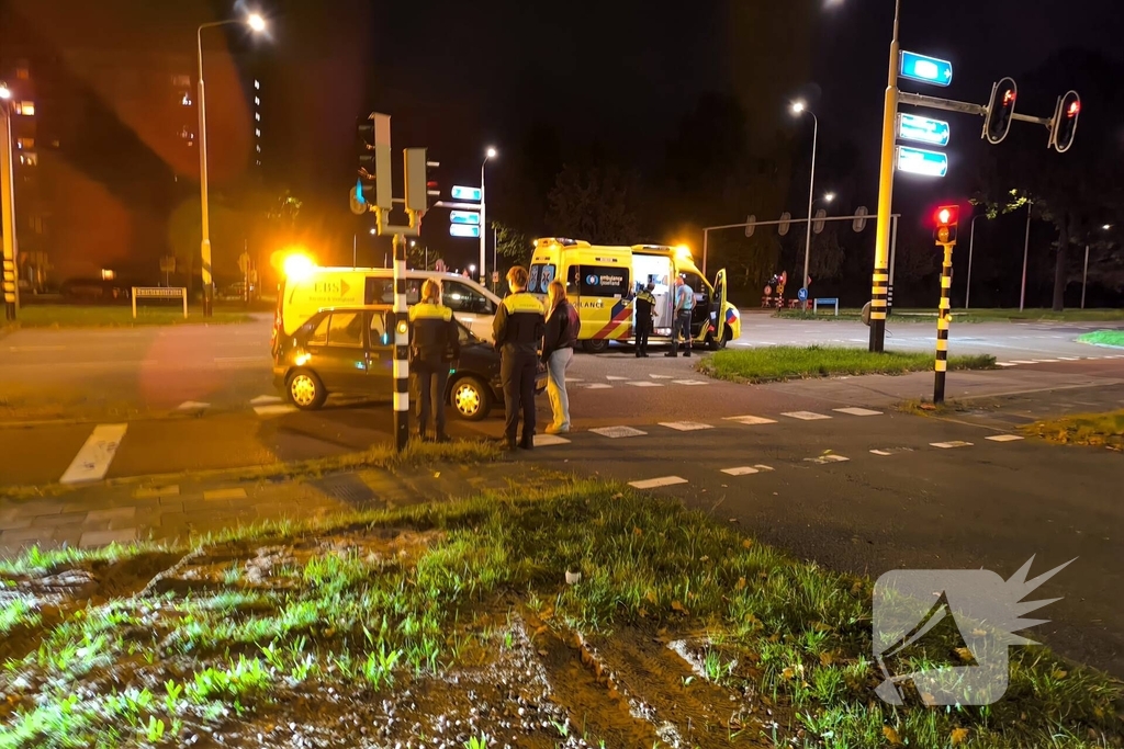 Auto en fiets botsen bij kruising