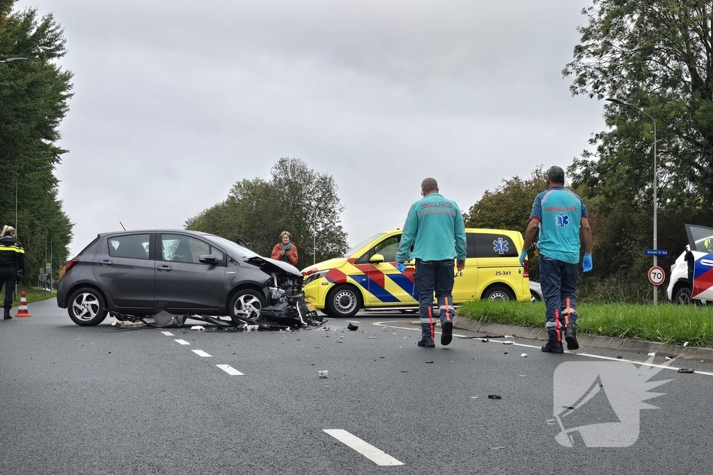 Botsing veroorzaakt flinke autoschade