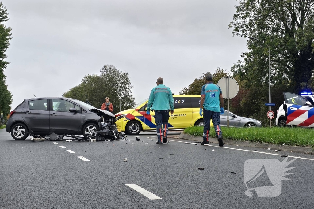 Botsing veroorzaakt flinke autoschade