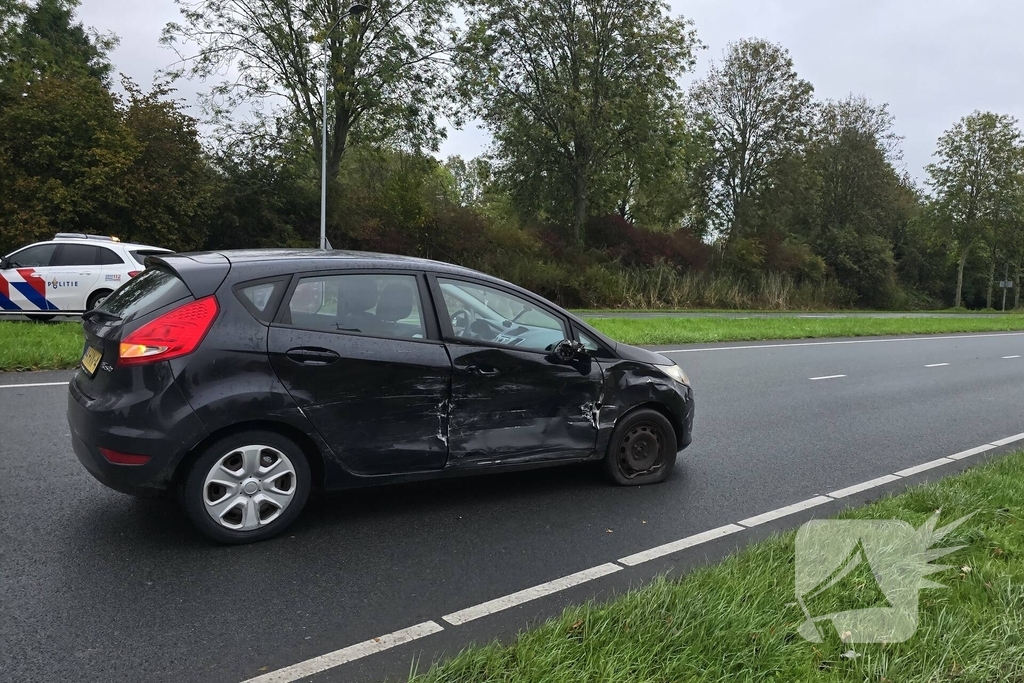 Botsing veroorzaakt flinke autoschade