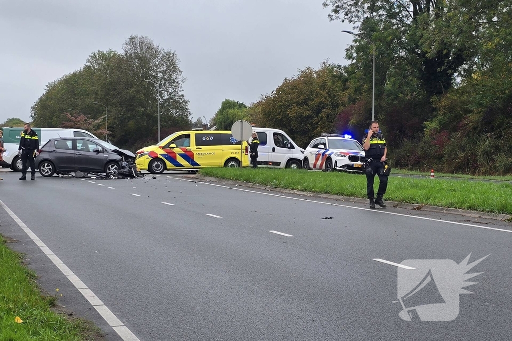 Botsing veroorzaakt flinke autoschade