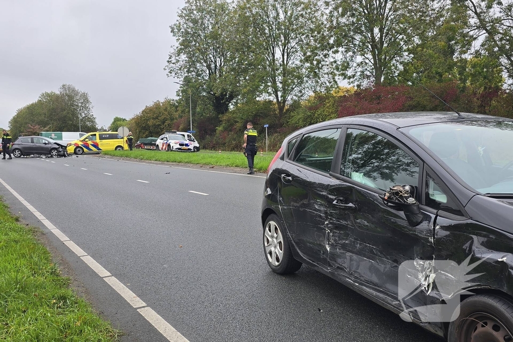 Botsing veroorzaakt flinke autoschade