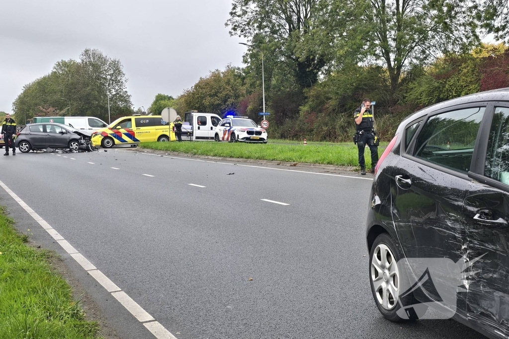 Botsing veroorzaakt flinke autoschade
