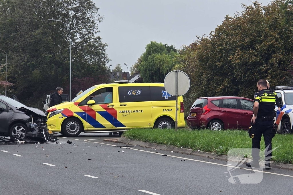 Botsing veroorzaakt flinke autoschade