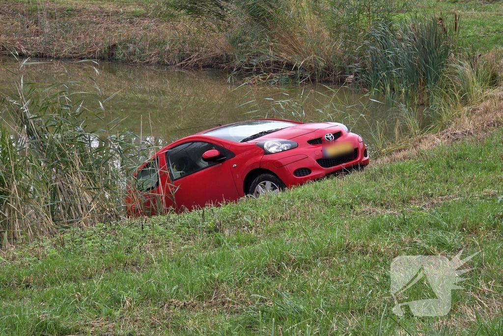 Automobilist belandt in water na ongeval