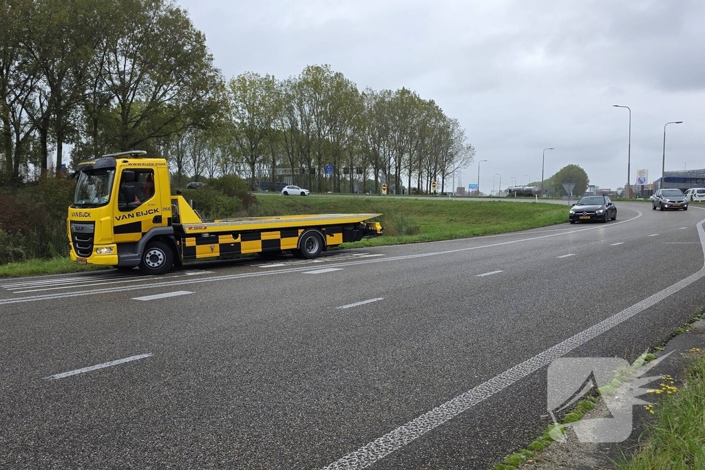 Automobilist belandt in water na ongeval