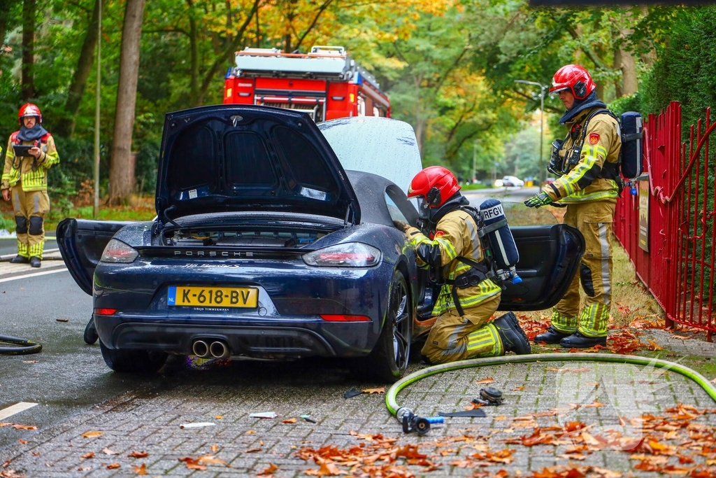 Porsche gaat in vlammen op tijdens rit