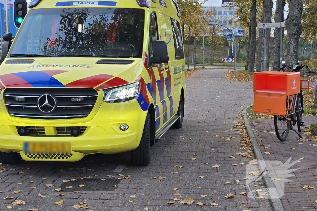 Fietser naar ziekenhuis na aanrijding