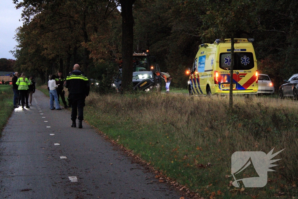 Auto raakt van weg en knalt tegen boom