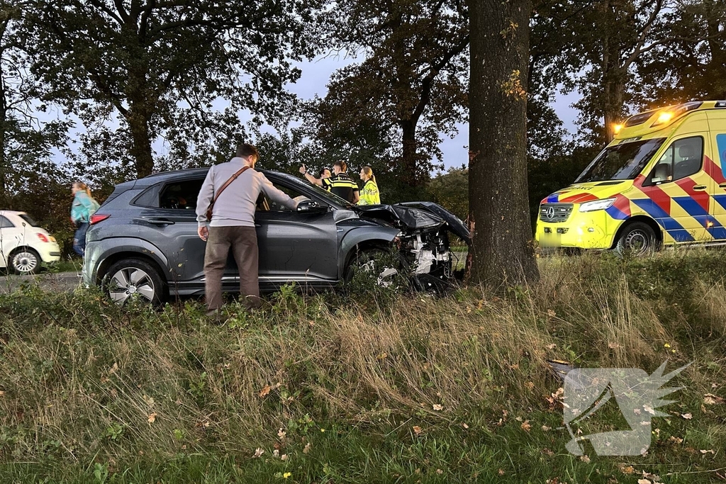 Auto raakt van weg en knalt tegen boom