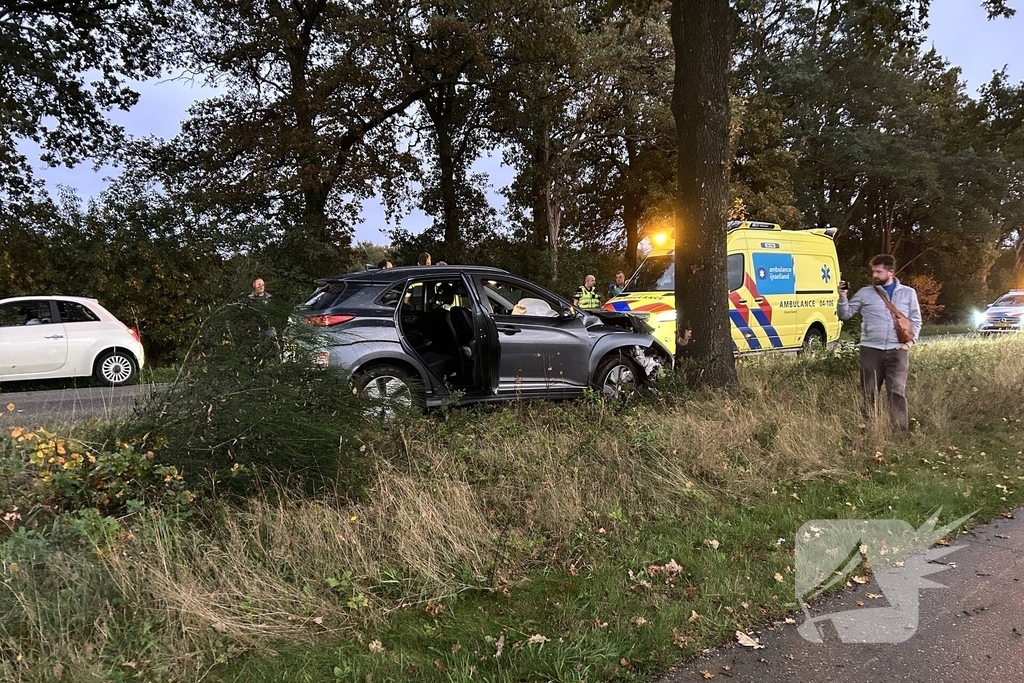 Auto raakt van weg en knalt tegen boom